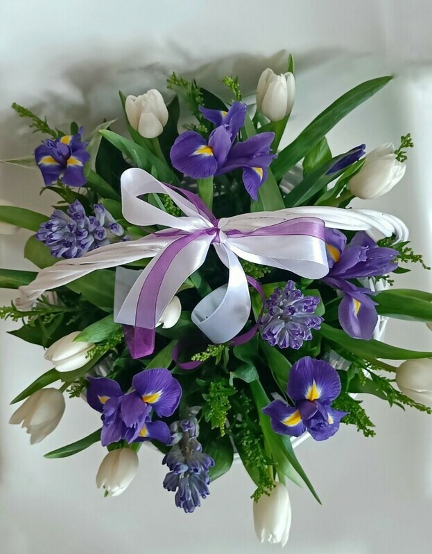 Трогательная корзина с ирисами, гиацинтами и тюльпанами, премиум
