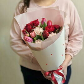 Стильный букет с красными пионовидными розами и тюльпанами