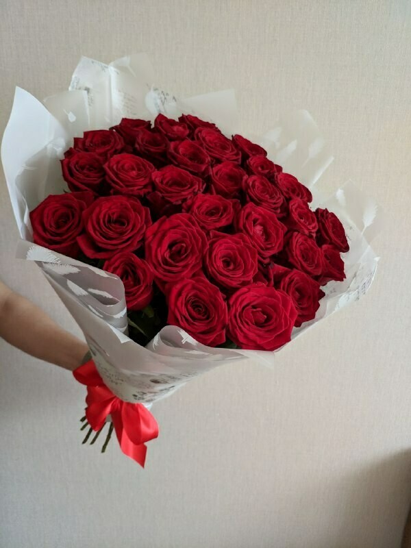 Букет красных роскошных высоких роз , стандартный