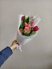 Trogatel_nij buket-kompliment iz tyul_panov, kustovoj rozi i limoniuma