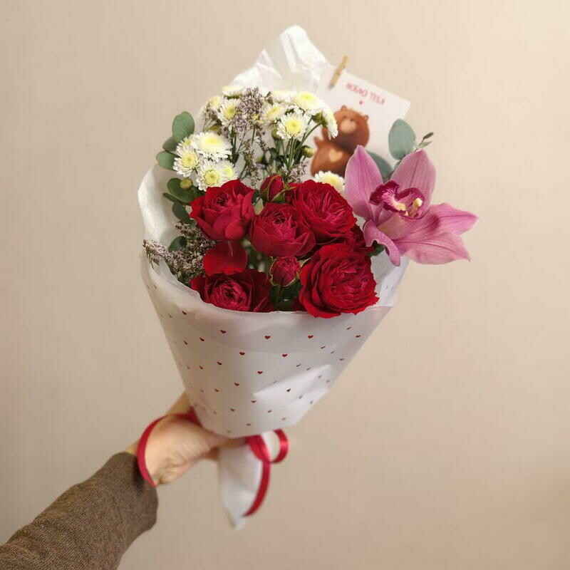 Buket-kompliment iz krasnih pionovidnih roz, orhidej i hrizantem Santini, standart