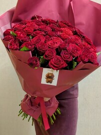 Vau-buket iz 71 bordovoj rozi 70 sm