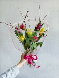 Игривый букет из ярких тюльпанов