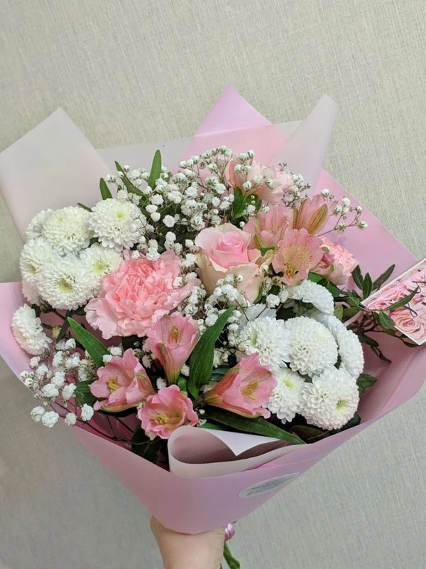 Прекрасный букет из диантусов. альстромерии и розы, стандартный