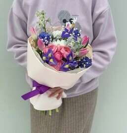 Стильный букет из дельфиниума, ирисов, гиацинтов и тюльпанов