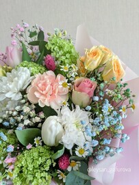 Природный букет из гипсофилы, роз и хризантем