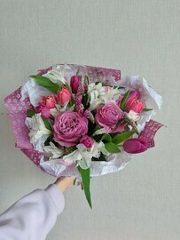 Красочный букет из пионовидных роз, альстромерии и вероники