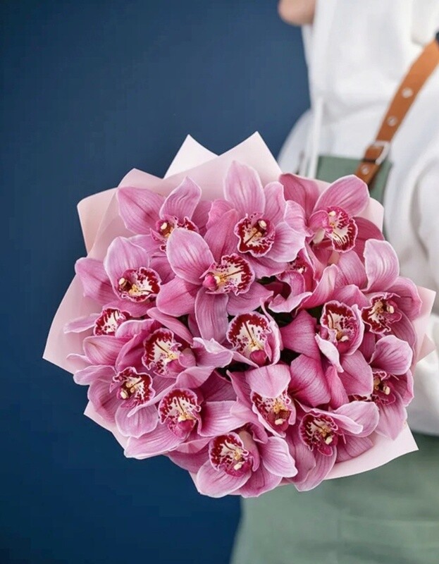 Экзотичный букет из 17 розовых орхидей, премиум