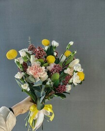 Букет внимания из диантусов, краспедии и нарциссов