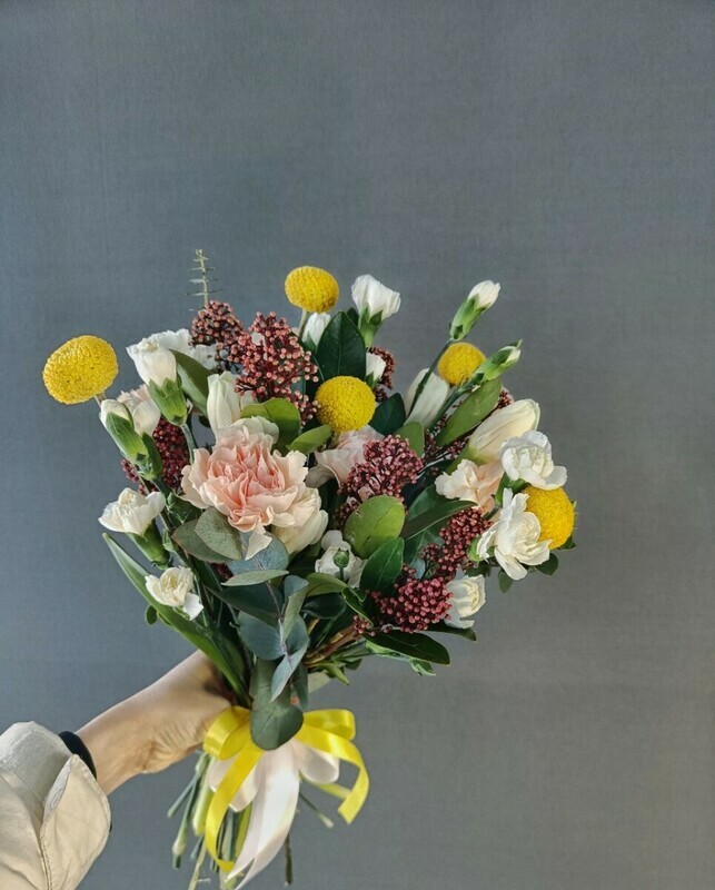 Букет внимания из диантусов, краспедии и нарциссов, стандартный