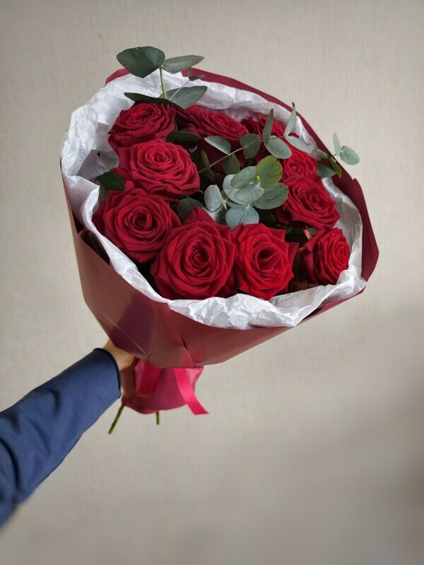 Buket iz krasnih roz i zeleni evkalipta., standart