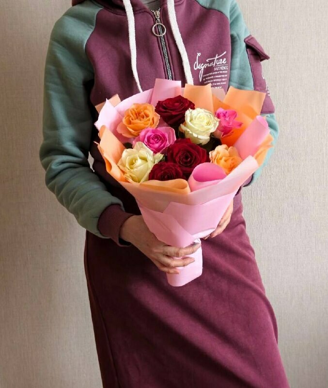 Яркий букет-комплимент из цветных роз, премиум