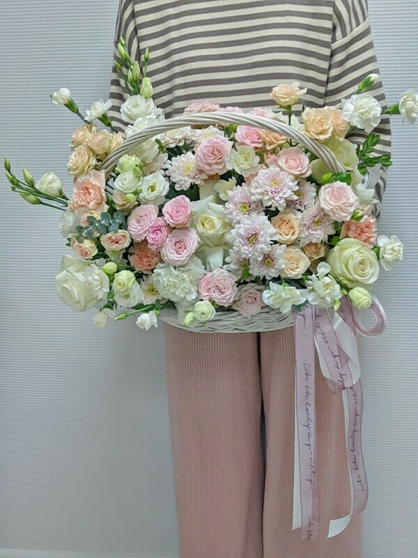 Шикарная корзина с розами, диантусами и хризантемой, делюкс