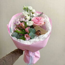 Воздушный букет из пионовидрой розы, альстромерии и эвкалипта