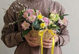Очаровательная корзинка с нарциссами, орхидеями, альстромерией и вербой