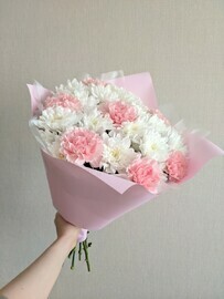 Изящный букет из хризантем Балтика