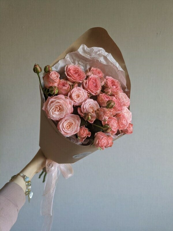 Buket iz 7 vetok kustovih pionovidnih rozochek, premium