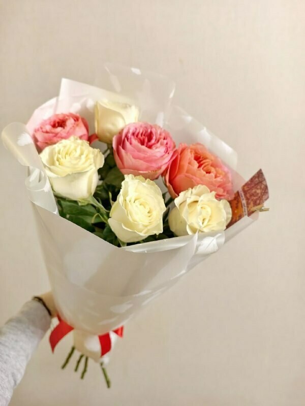 Buket vnimaniya s belimi i persikovimi rozami, premium