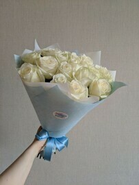 Belie rozi v dizajnerskoj upakovke