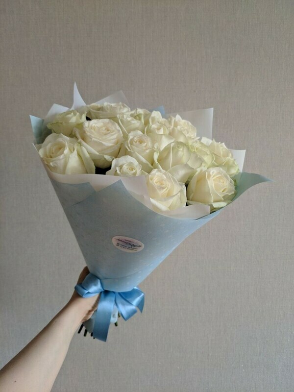 Belie rozi v dizajnerskoj upakovke, premium