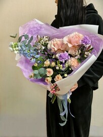 Раскидистый букет из дельфиниума, французской розы и диантусов