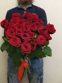 Krasnie rozi s lentoj