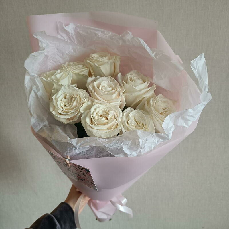 9 белых роз в стильной упаковке, стандартный