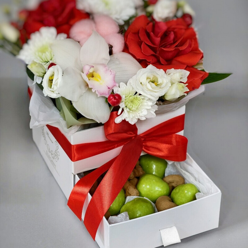 Sochnaya kompozitciya s frantcuzskoj rozoj, orhideej i eustoimoj, standart