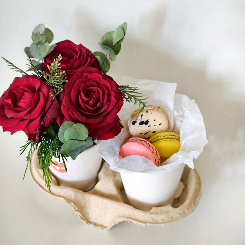 Подарочный набор из печенья и цветов в стаканчиках «Мини комплимент», стандартный