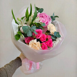 Сборный букет из кустовой розы, пиона и диантусов