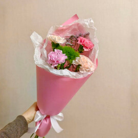 Оригинальный букет из диантусов и лимониума