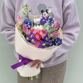 Стильный букет из дельфиниума, ирисов, гиацинтов и тюльпанов