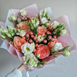 Estetichnij buket iz eustomi, roz i giperikuma