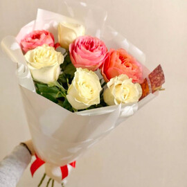 Букет внимания с белыми и персиковыми розами