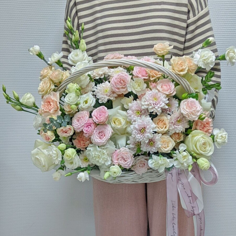 Шикарная корзина с розами, диантусами и хризантемой, делюкс