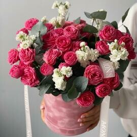 Цветы в коробке моно из кустовых пионовидных роз