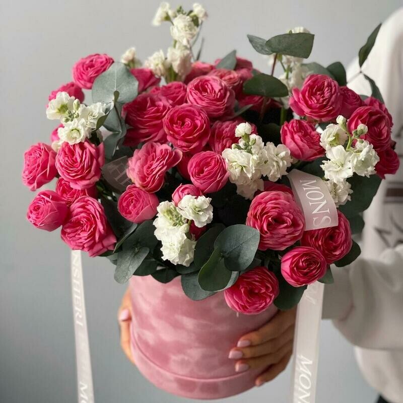 Цветы в коробке моно из кустовых пионовидных роз, стандартный