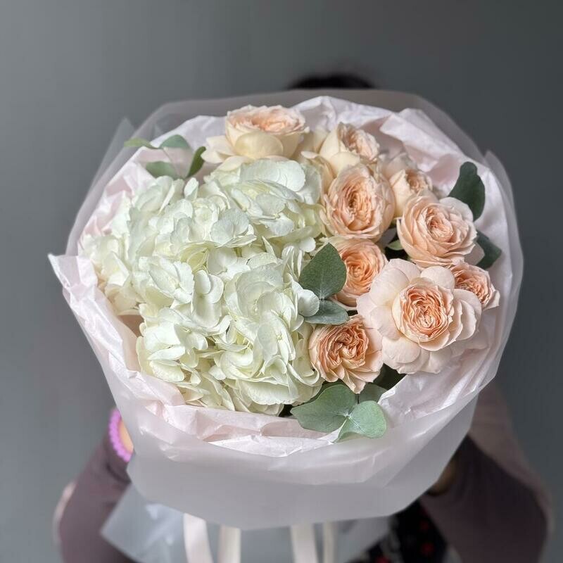 Белая гортензия и кустовая роза Pavlova, стандартный