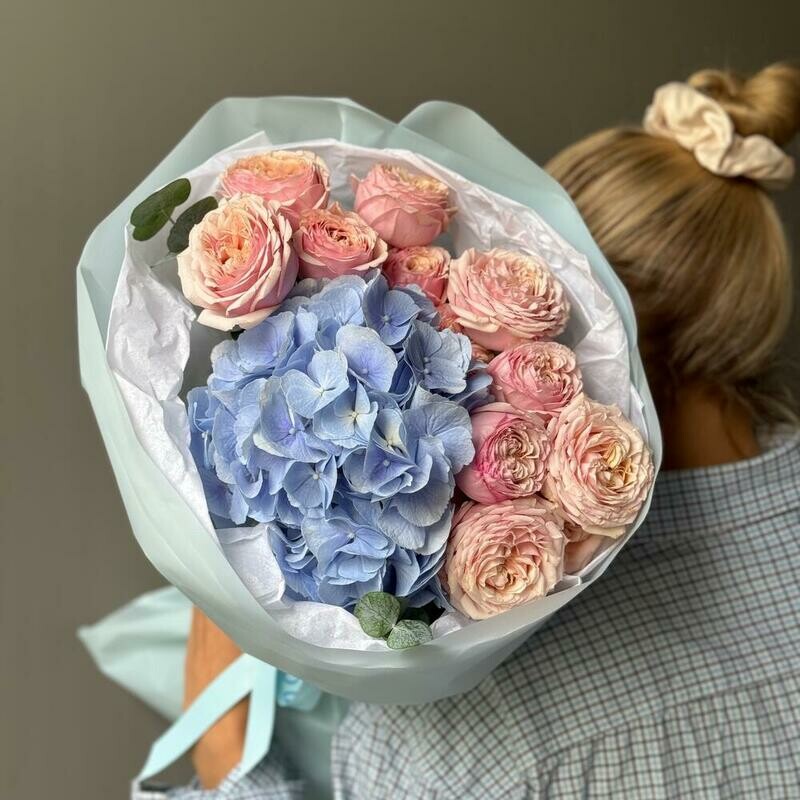 Дуо-букет с гортензией и кустовыми розами, стандартный