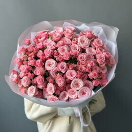 SHikarnij buket s kustovimi rozami