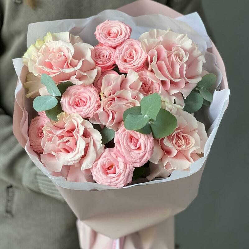 Французские розы и кустовые розы с эвкалиптом, стандартный