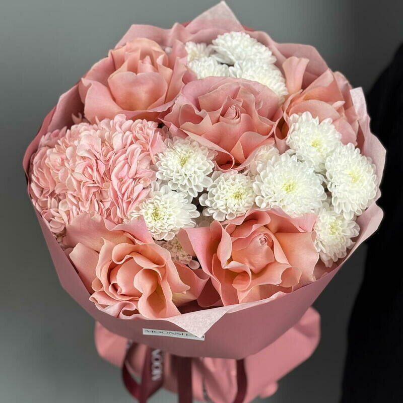 Пышный букет с розами, гортензией и хризантемами, стандартный