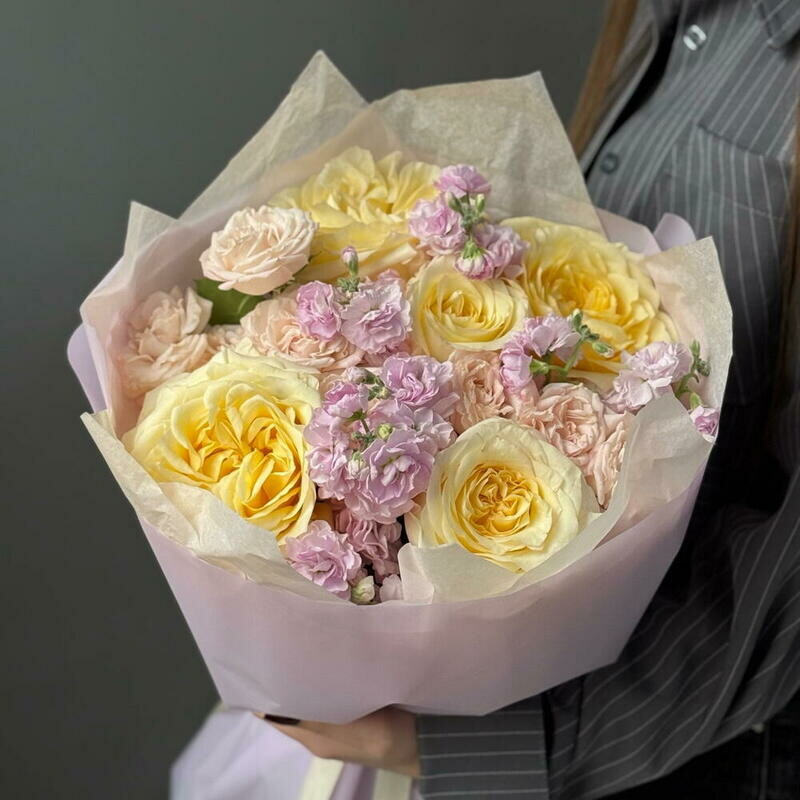 Buket «Vinogradnij smuzi» s Kandelajt i mattioloj, standart