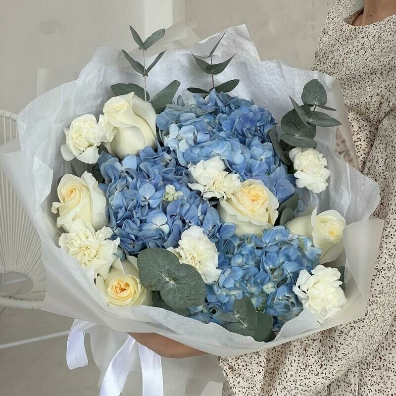 Букет: Голубые гортензии и пышные розы, стандартный