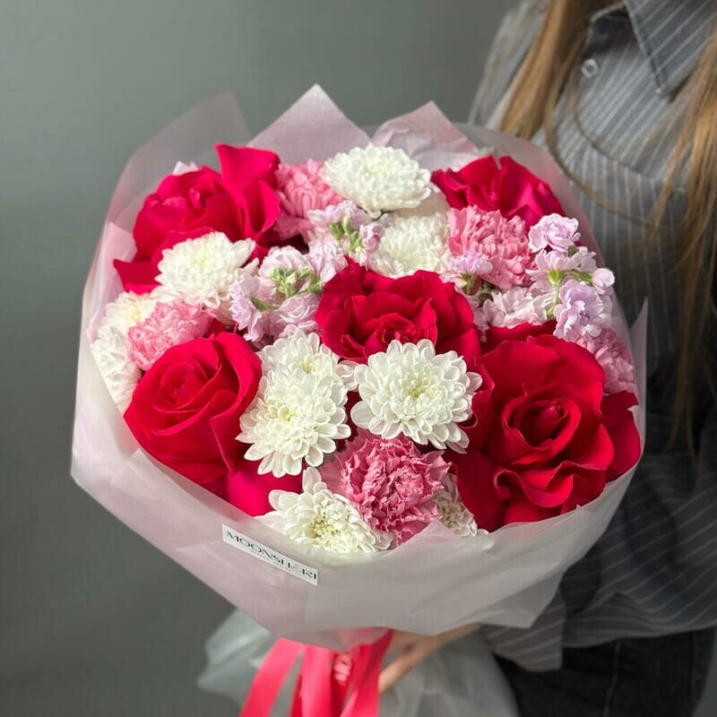 Букет «Ягодка» с яркими розами, стандартный