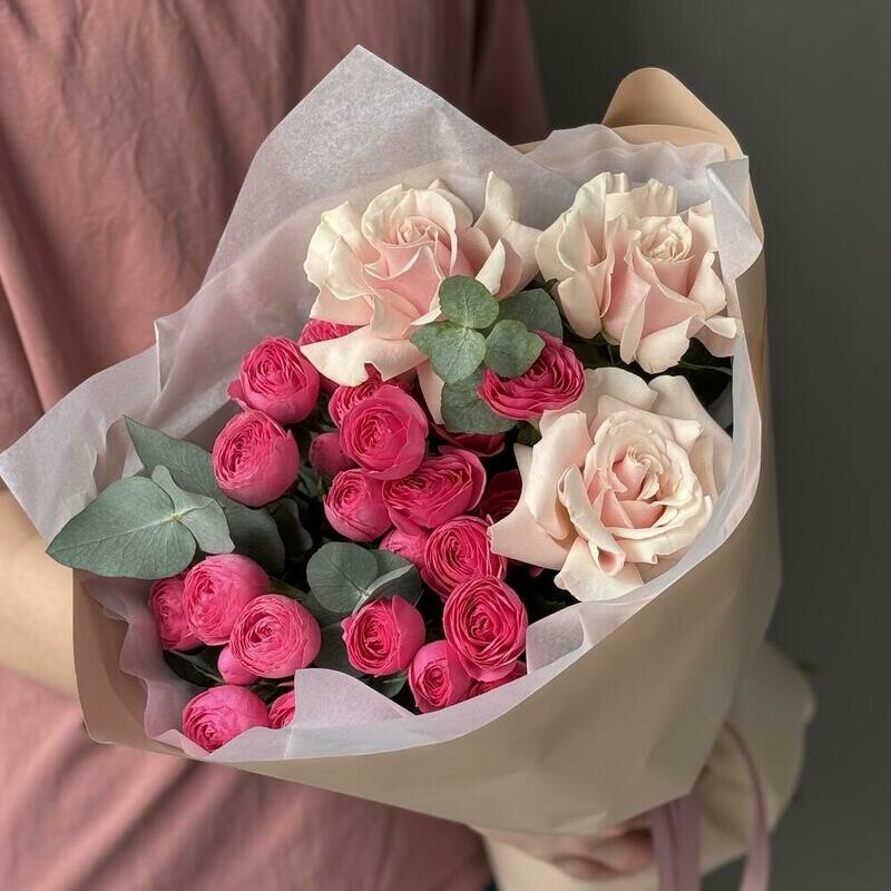  Авторский букет из одноголовых и кустовых пионовидных роз, стандартный