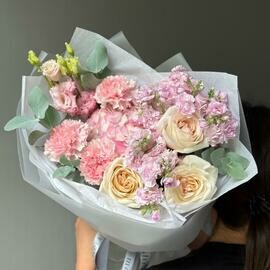 Авторский букет с розами и эустомой