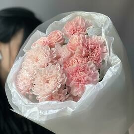 Авторский сборный букет из хризантемы,сортового диантуса и кустовой розы