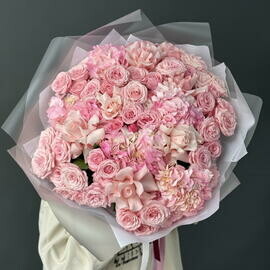 Вау-букет с кустовыми розами берт-нест