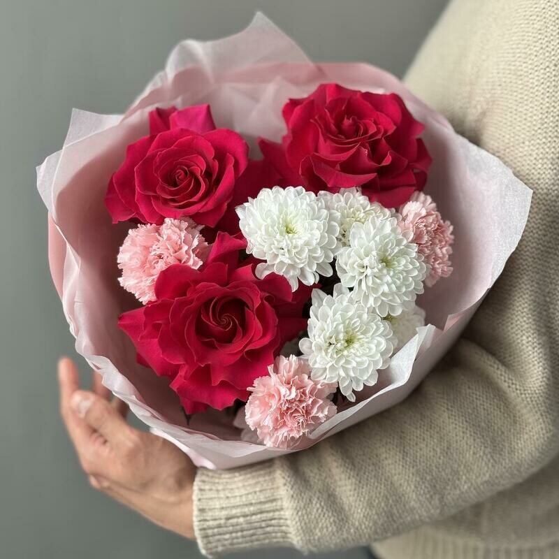 Авторские французские розы с нежными диантусами, стандартный